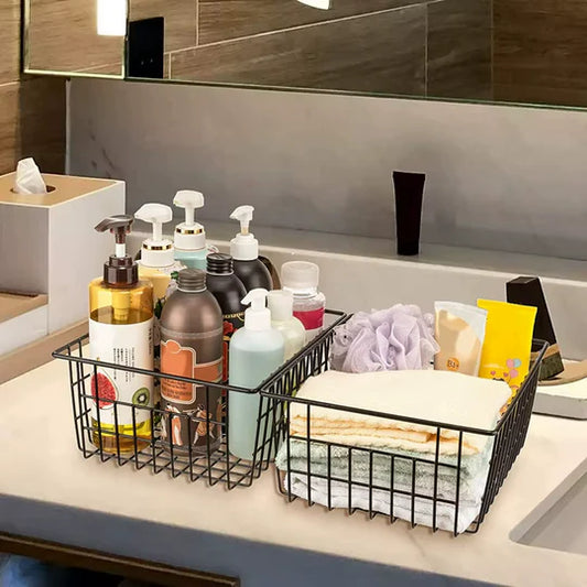 Paniers de rangement en fil métallique.