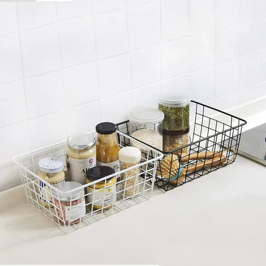Paniers de rangement en fil métallique.